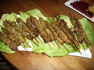 أطفال يمتهنون بيع الشواء على قارعة الطريق بسكيكدة