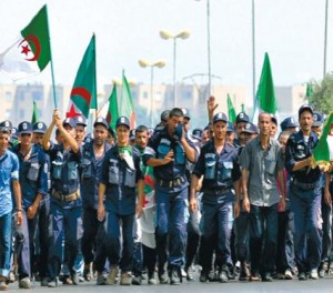 أعوان الحرس البلدي يغادرون مخيم “بوفاريك” ويلغون مسيرة “العاصمة”