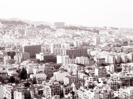 des centaines d'immeubles défigurés                                    Constructions sur les terrasses, extensions illégales et occupation des caves
