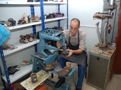 Ces petits métiers qui résistent aux aléas du temps                                    Raccommodeurs à Oran