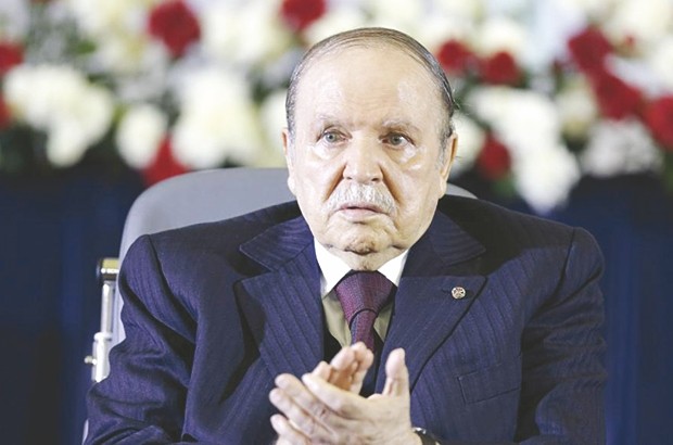 Les magistrats d'Ouled Mimoun offrent un cheval barbe au président Bouteflika