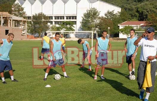 WAT : Lors de la conférence de presse d'avant-hier... : Yahla : «L'objectif reste le maintien, mais j'ai foi en cette équipe»