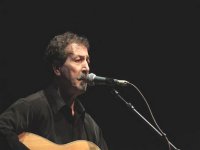 Le chanteur Ait Menguellet envoûte des centaines de ses fans à Bouira