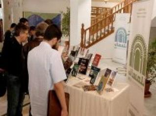 تسليم الكتب المنشورة في إطار تظاهرة 