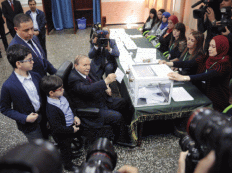 Sur une chaise roulante, le Président a voté au bureau 34 de l'école Bachir El Ibrahimi