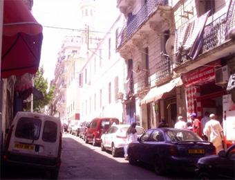 جيران مصنع التبغ بباب الوادي يطالبون بوقف نشاط المصنع                                    لأنهم يتنفسون السموم منذ 40 سنة