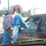 عشرات الشباب والنساء رفقة أطفالهن يمتهنون “التسول