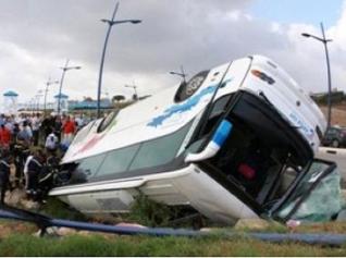 مصرع أربعة أشخاص وإصابة 17 آخرين في انقلاب حافلة بالجلفة