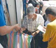 Distribution du couffin du ramadan                                    La grande pagaille