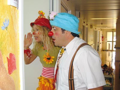 Des clowns animent une cérémonie en l'honneur des journalistes de Bouira