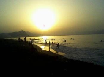 «Ma Kheïma, c'est la plage!»                                    LES PLAGES PRISES D'ASSAUT PAR LES NOCTAMBULES EN QUÊTE DE FRAÎCHEUR