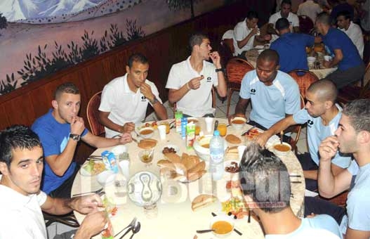 JSK : Le Buteur partage le moment de la rupture du jeûne avec les Canaris