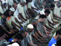 المصلون ينجذبون إلى تلاوتهم بسبب أصواتهم الرخيمة خلال صلاة التراويح .. ''بورصة'' المقرئين الشباب ترتفع في مساجد العاصمة