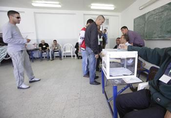 «Les Algériens ont peur du changement»                                    LE DR NACER DJABI, SOCIOLOGUE ET CHERCHEUR
