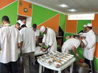 Ils distribuent de la nourriture sur les autoroutes et les grands axes routiers                                    Anciens scouts ou la charité ambulante