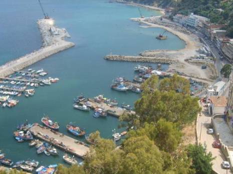 la mer ne cache plus la misère                                    Stora, village balnéaire de Skikda