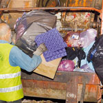 يعملون ليل نهار لرفع 3 آلاف طن من النفايات المنزلية                                    «الشعب» تنقل معاناة عمال «نات كوم» بالعاصمة