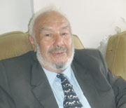 Portrait/ Il espère pouvoir publier ses 14 ouvrages au profit de l'étudiant                                    Le Pr Khelifa Zizi : un mathématicien au parcours exceptionnel