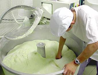 معظم الخبز المتداول في العاصمة مطفَّف الوزن ومنقوص اليود!!                                    الأطباء يحذّرون والخبازون يعترفون