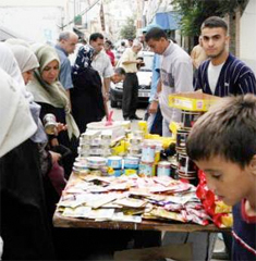 Les trottoirs du centre-ville envahis par les étals sauvages                                    Bouira, commerce informel