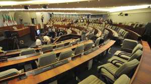 Le FLN perd trois sièges mais reste majoritaire