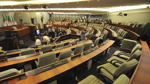 Le FLN perd trois sièges mais reste majoritaire