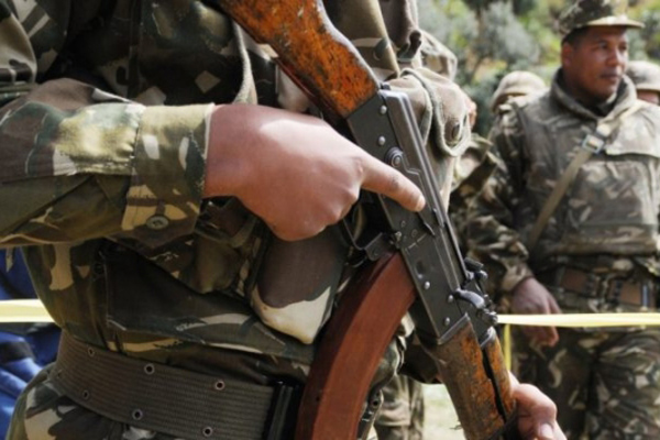 الجيش يقضي على مهرب ويسترجع أسلحة بأدرار