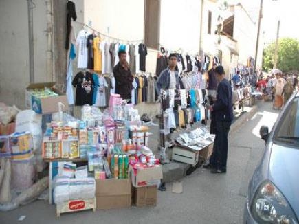 محاربة التجارة الفوضوية وتطهير الأرصفة من الباعة الفوضويين بتبسة