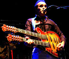 Gala explosif de Takfarinas à Tizi-Ouzou                                    Il s'est tenu au stade Oukil-Ramdane