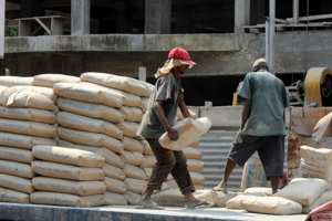 السماسرة والوسطاء يُلهبون أسعار الإسمنت بالمسيلة