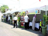 Les clients et les commerçants satisfaits                                    Marché de l'UGTA