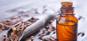 هل حقاً يُعالج زيت القرنفل آلام الأسنان؟