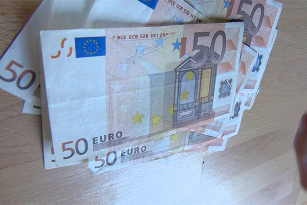 ضبط 146 ألف يورو في مقبض حقيبة بمطار قسنطينة