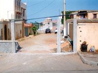 Ceci se passe à El-Djamila (La Madrague)                                    Un portail érigé à l'entrée d'une rue !