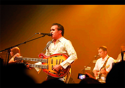 Il chante devant une salle archicomble