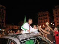 Makhloufi accueilli en héros                                    Parade du champion olympique à Alger