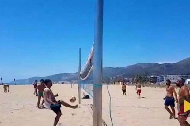 رونالدينيو يستعيد الأيام الجميلة على شواطئ برشلونة