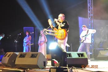 Retour triomphal de Takfarinas à Béjaïa                                    SON CONCERT A DRAINE PLUS DE 30.000 SPECTATEURS