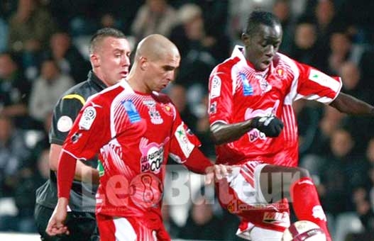 Le duel avec Ibrahimovic n'a pas eu lieu : Medjani et Ajaccio s'en sortent bien