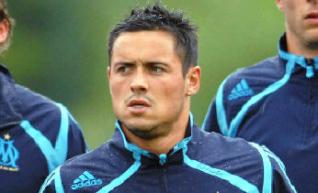 زياني في معسكر بداية من الغد في سويسرا                                    استأنف أمس التدريبات مع الجيش القطري