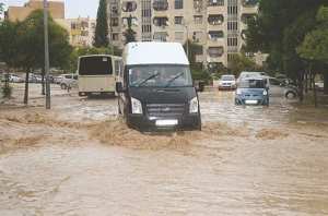 Routes coupées et maisons inondées