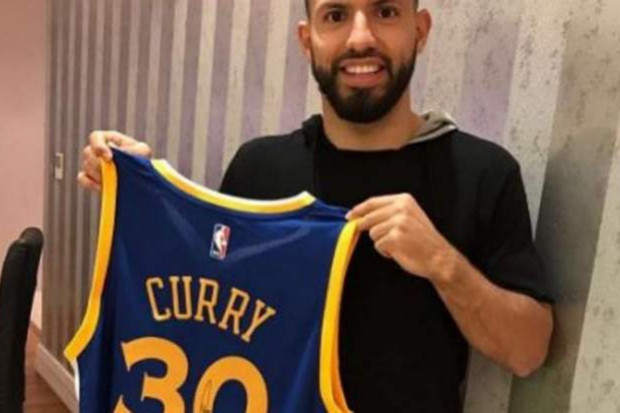 أغويرو يتلقى هدية جميلة من كوري