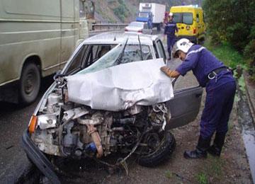 انحراف سيارة يودي بحياة شخص وجرح مرافقه بباتنة