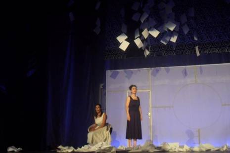 en hommage aux artistes et journalistes assassinés                                    Imraa min warek (une femme en papier) présentée à Tizi Ouzou