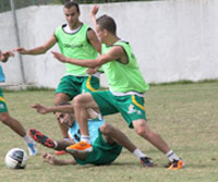 Vie des clubs/ JSK : pour leur quatrième stage d'intersaison                                    Les Canaris à pied d''uvre