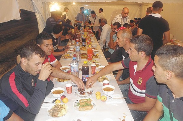 La police installe un chapiteau au bord de l'autoroute Est-Ouest