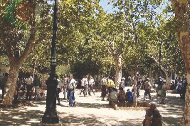 La place centrale du 1er-Novembre se clochardise