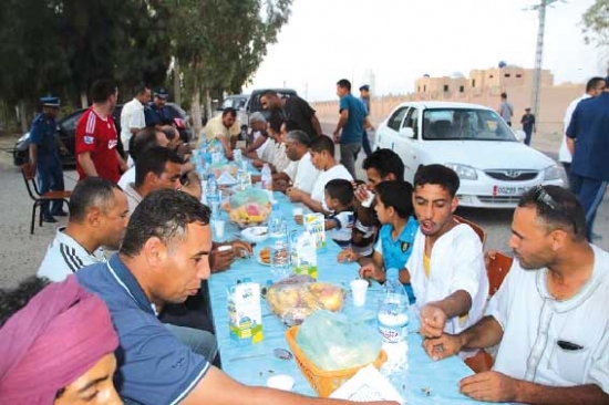 شباب يضربون المثل في العمل التضامني بتندوف