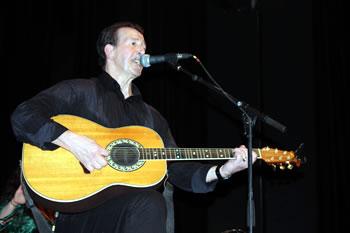 Ait Menguellet enflamme la Maison de la culture