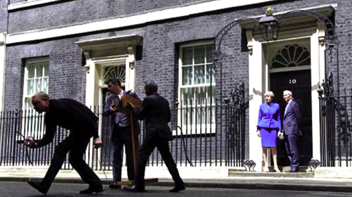 Theresa May s'accroche au pouvoir en s'appuyant sur un parti extrémiste